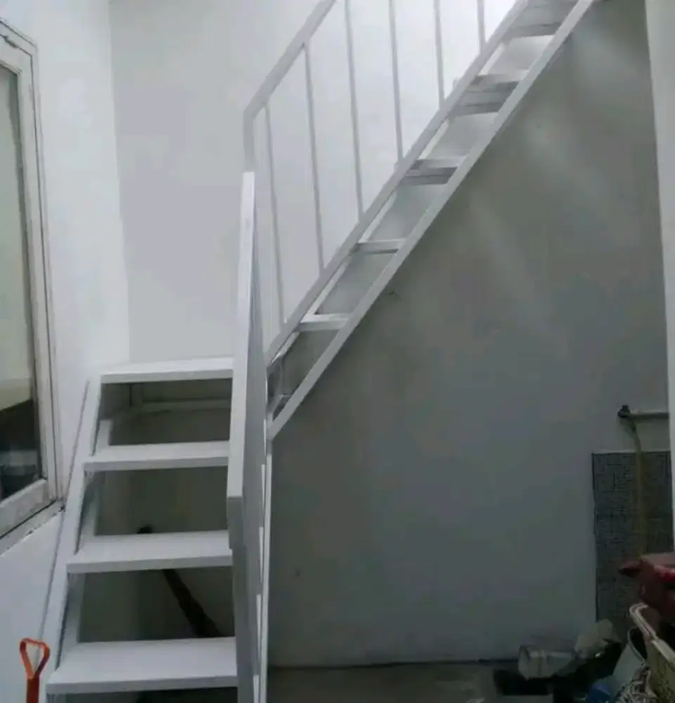 Tangga rebah minimalis