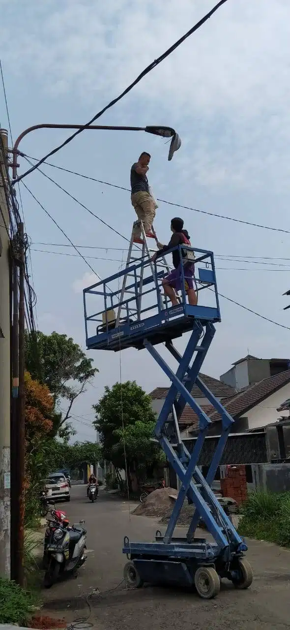 Scissors Lift 4.3 m untuk ganti atau membersihkan lampu PJU