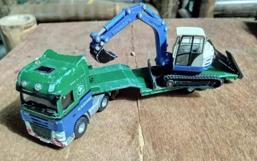 Mainan Diecast Truk Trailer Low Loader dengan Excavator Kaidiwei. NEGO