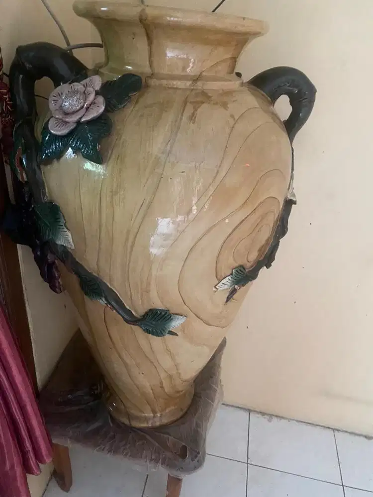 Guci keramik besar timbul motif kayu