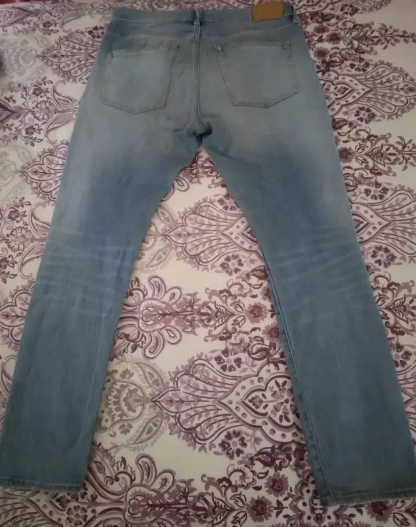 Di jual celana jeans model skinny merk H & M ( swedia)
