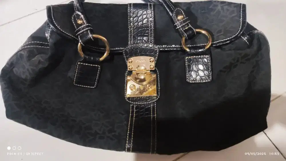 Tas hitam brand DKNY