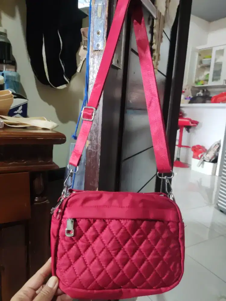 Tas merah mini sling