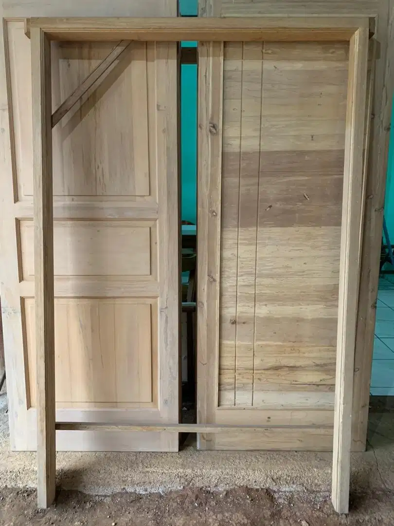 Kusen Pintu Utama Meranti (Bahan kayu bekas)