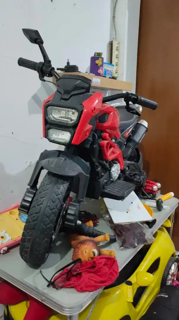 Motor aki mainan ban karet