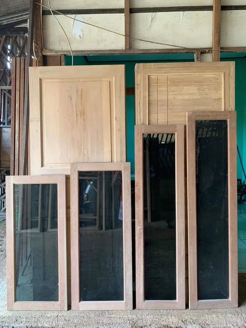 Daun Jendela Kamper (Bahan Kayu Bekas)