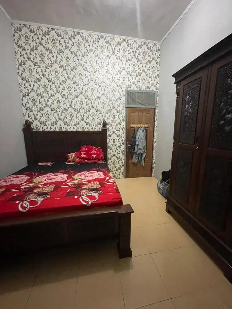 1 set Jepara (tempat tidur, lemari, bufet kaca)