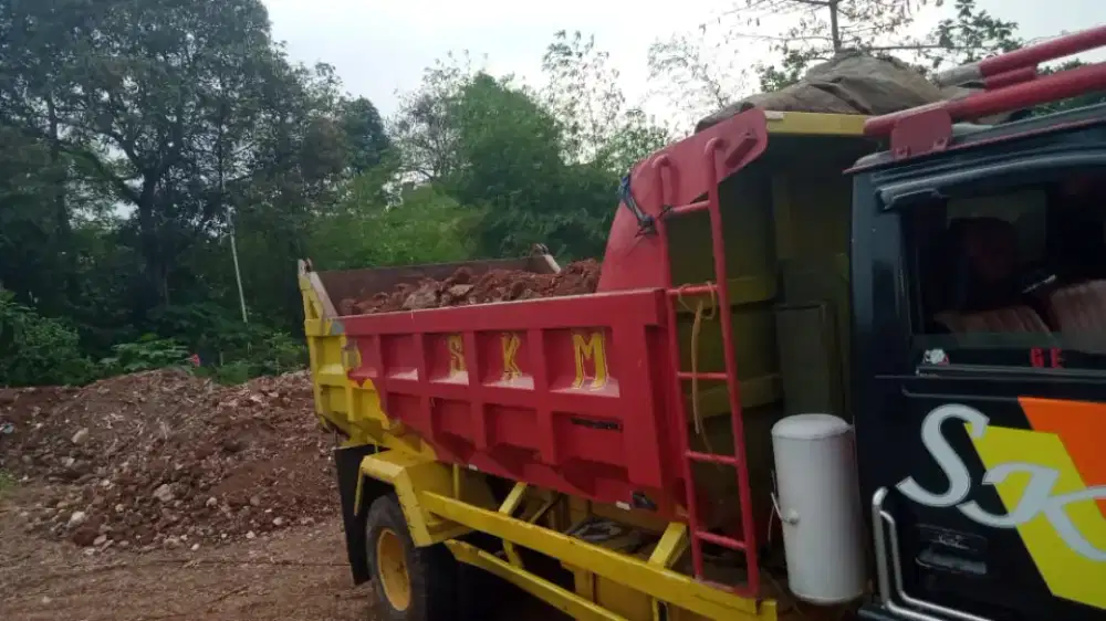 Urugan Tanah merah campur puing pengurugan buang tanah puing