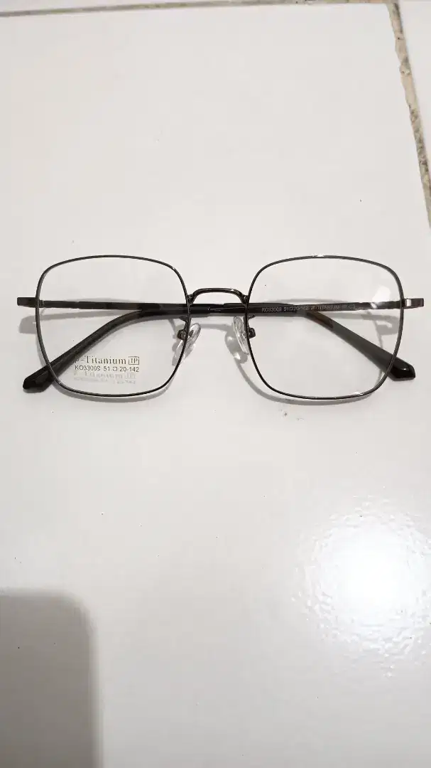 Menjual frame bahannya titanium,tahan koresi  dan alergi,ringan