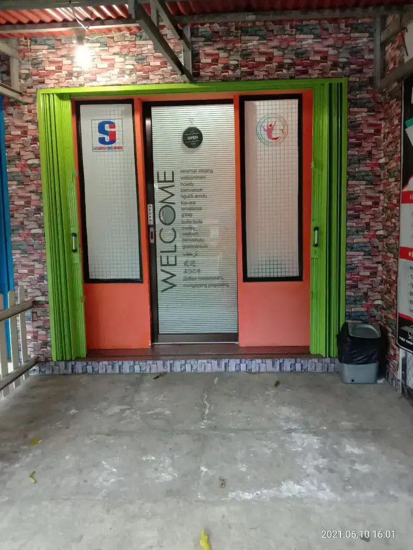 Kaca jendela kantor