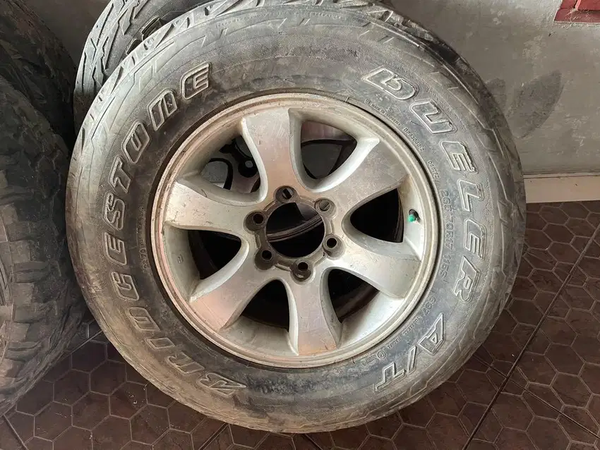 Velg dan Ban Land Cruiser Prado Ring 17 include Ban