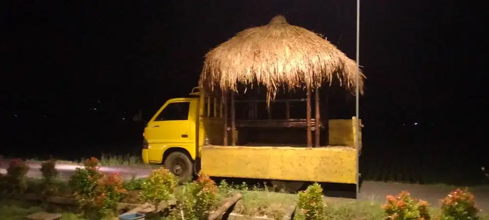 Gazebo Leyeh-Leyeh di Taman Rumah Juragan