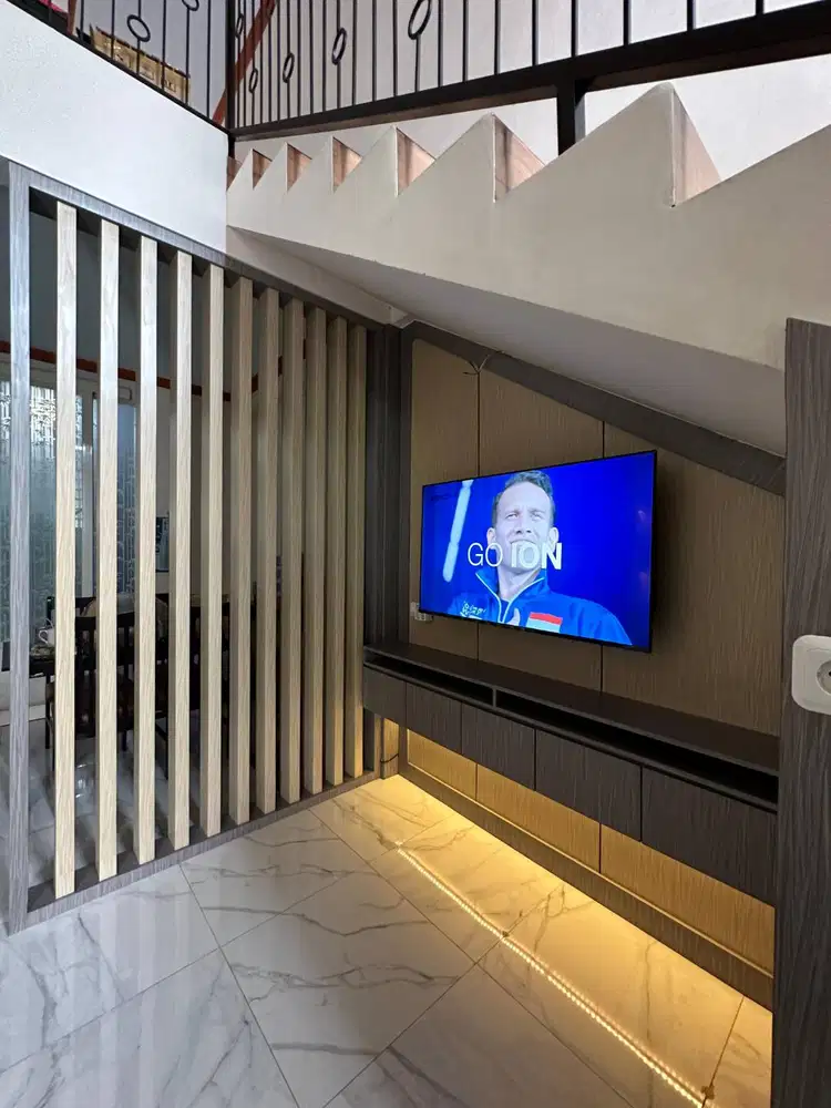 Backdrop tv kabinet bawah tangga