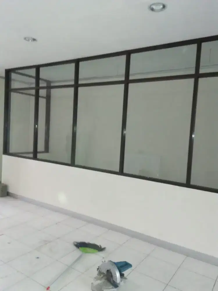 Partisi kaca dan gypsum