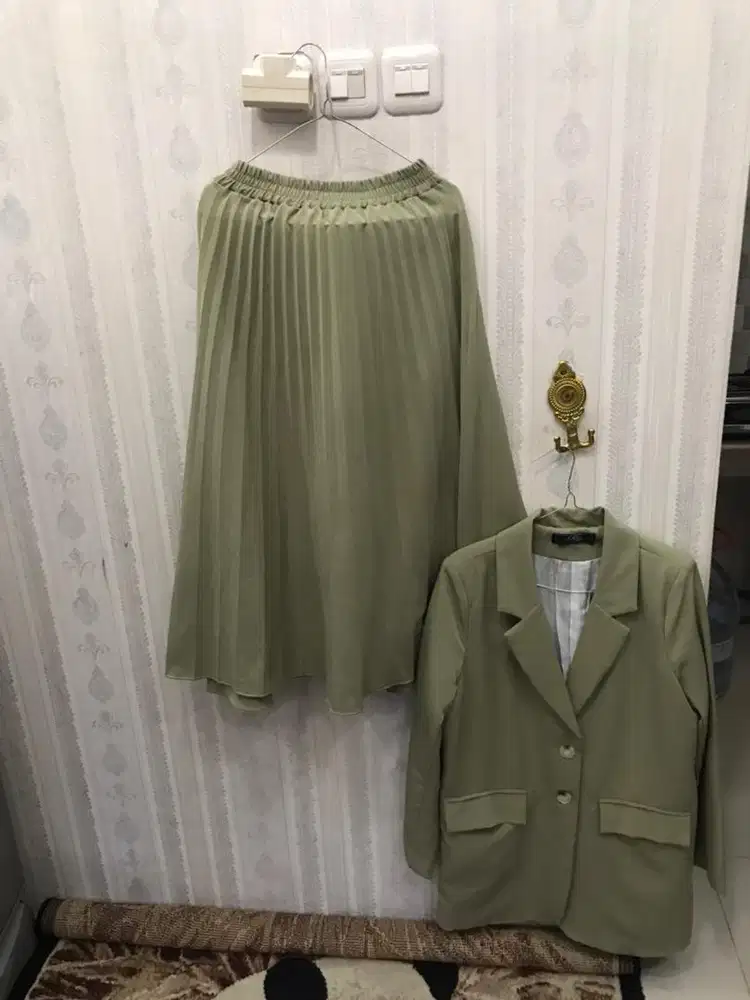 Stelan blezeer dan rok plisket