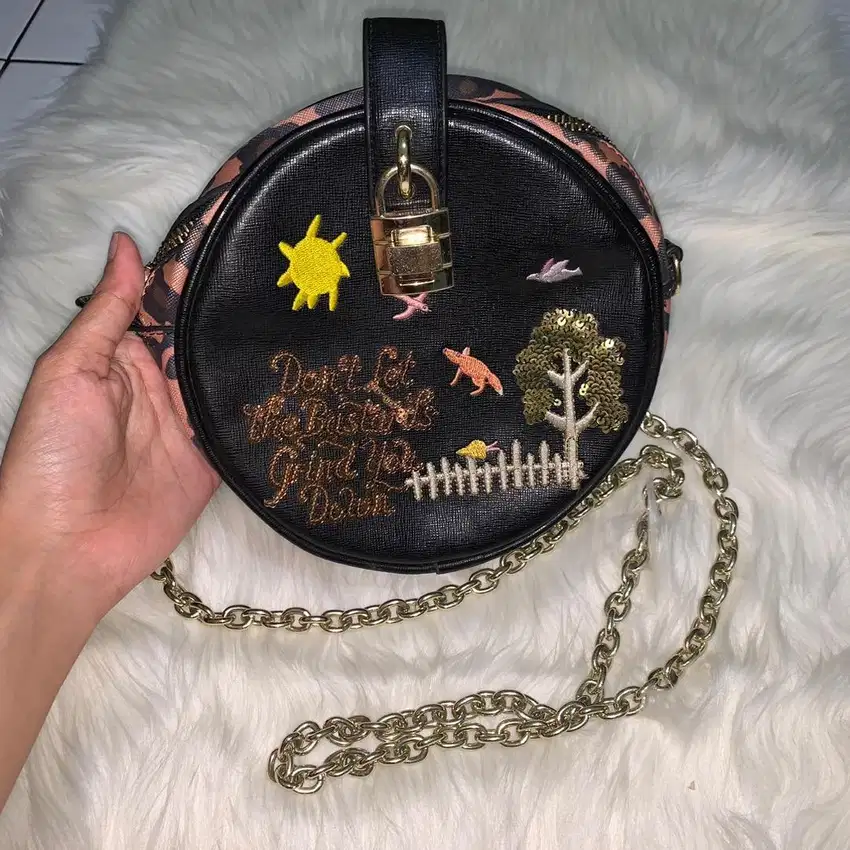 SLINGBAG WANITA / TAS SELEMPANG WANITA BULAT BHN KULIT ARTMI HONGKONG