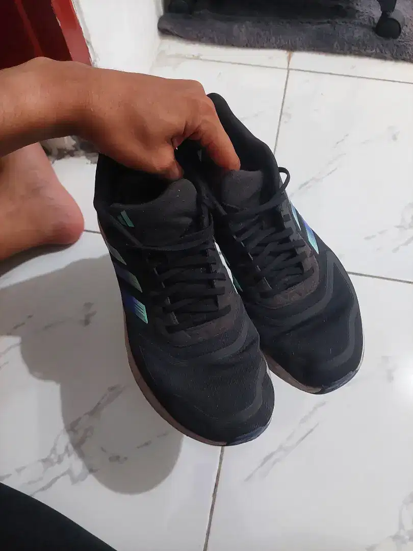 Jual cepat sepatu adidas jarang pakai hanya kotor aja ukuran 44