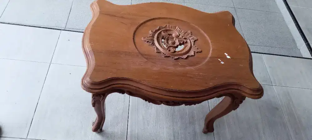 Meja kayu ukir cokelat
