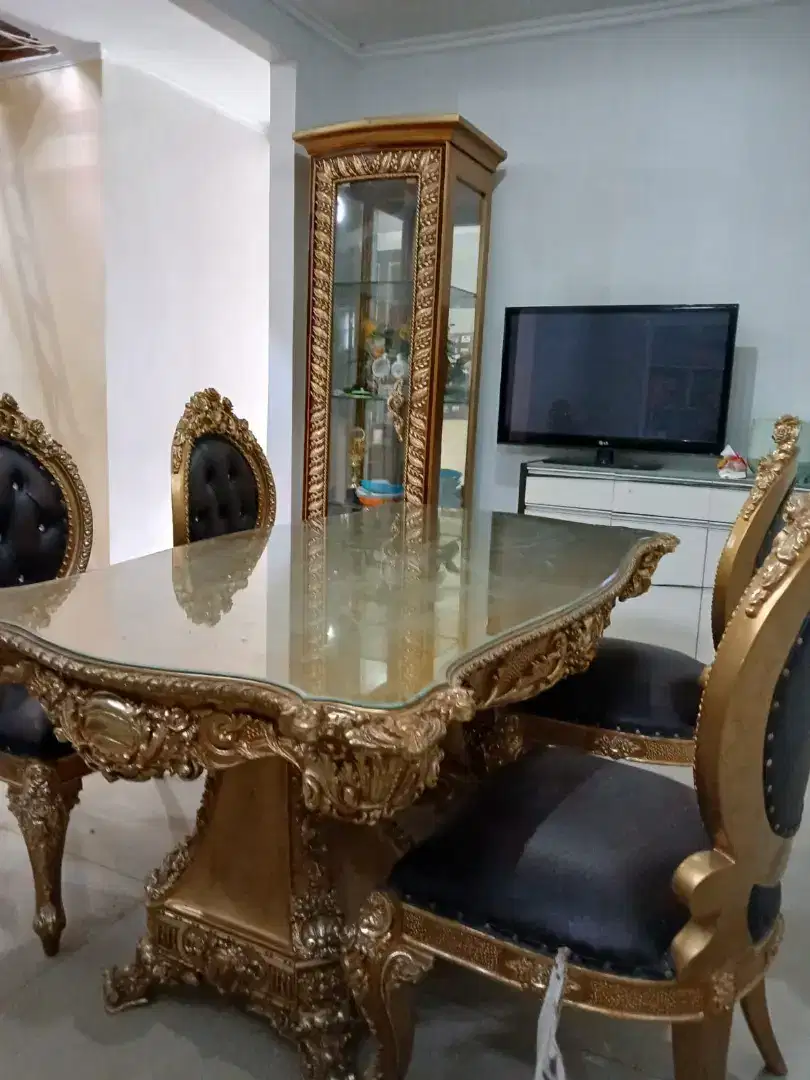 Dijual Meja Makan Ukir dan Lemari