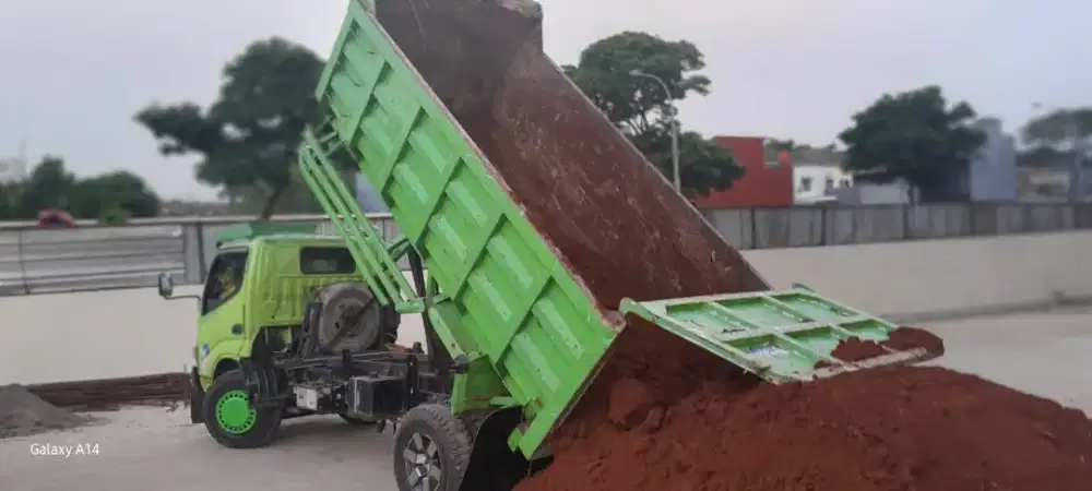 Tanah merah campur pengurugan urug buang puing sampah urugan angkut