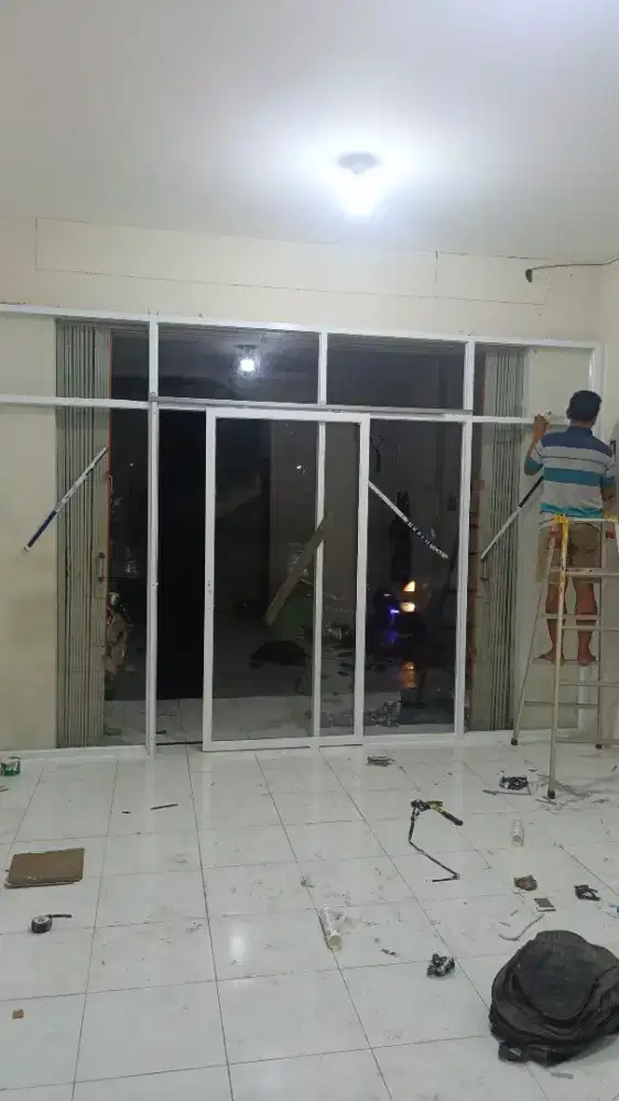 Pasang kusen aluminium