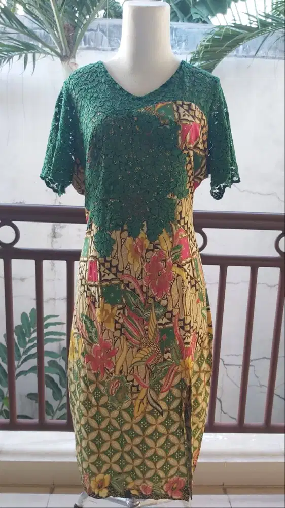 Dress batik kombinasi brokat hijau
