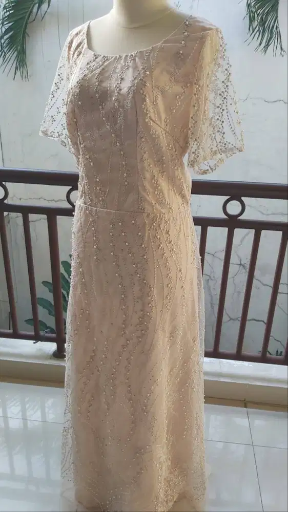 gaun putih tulang mewah