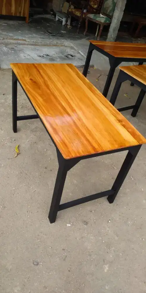 Meja meja kerangka kayu