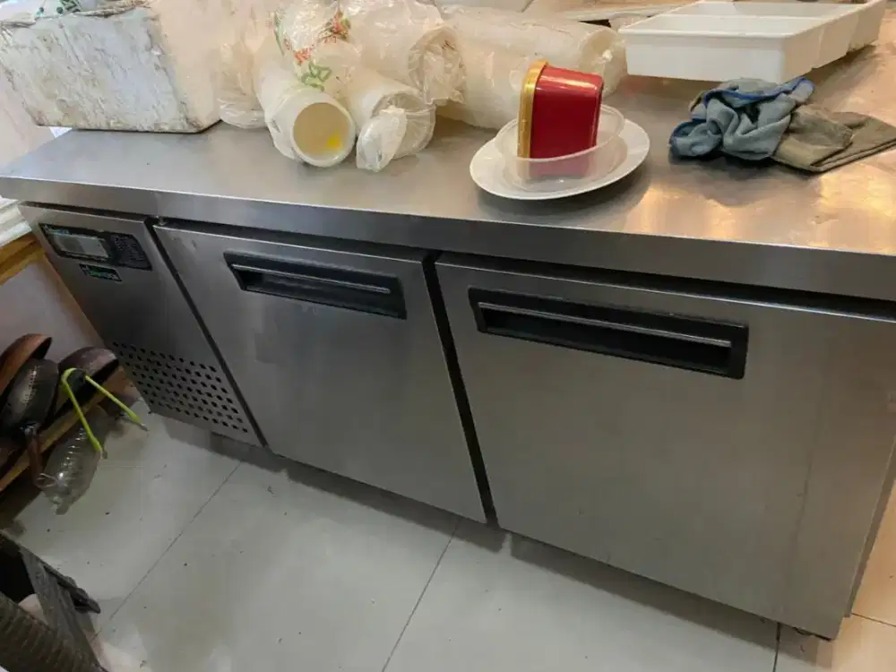 Di jual underconter chiller bekas resto siap pakai