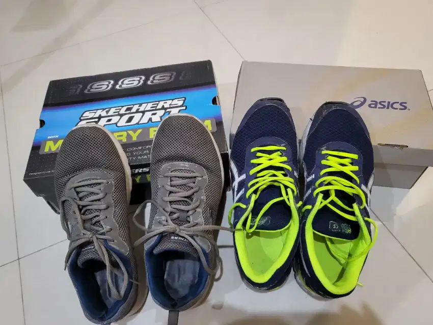2 pasang sepatu yaitu Merk Skechers dan Asics