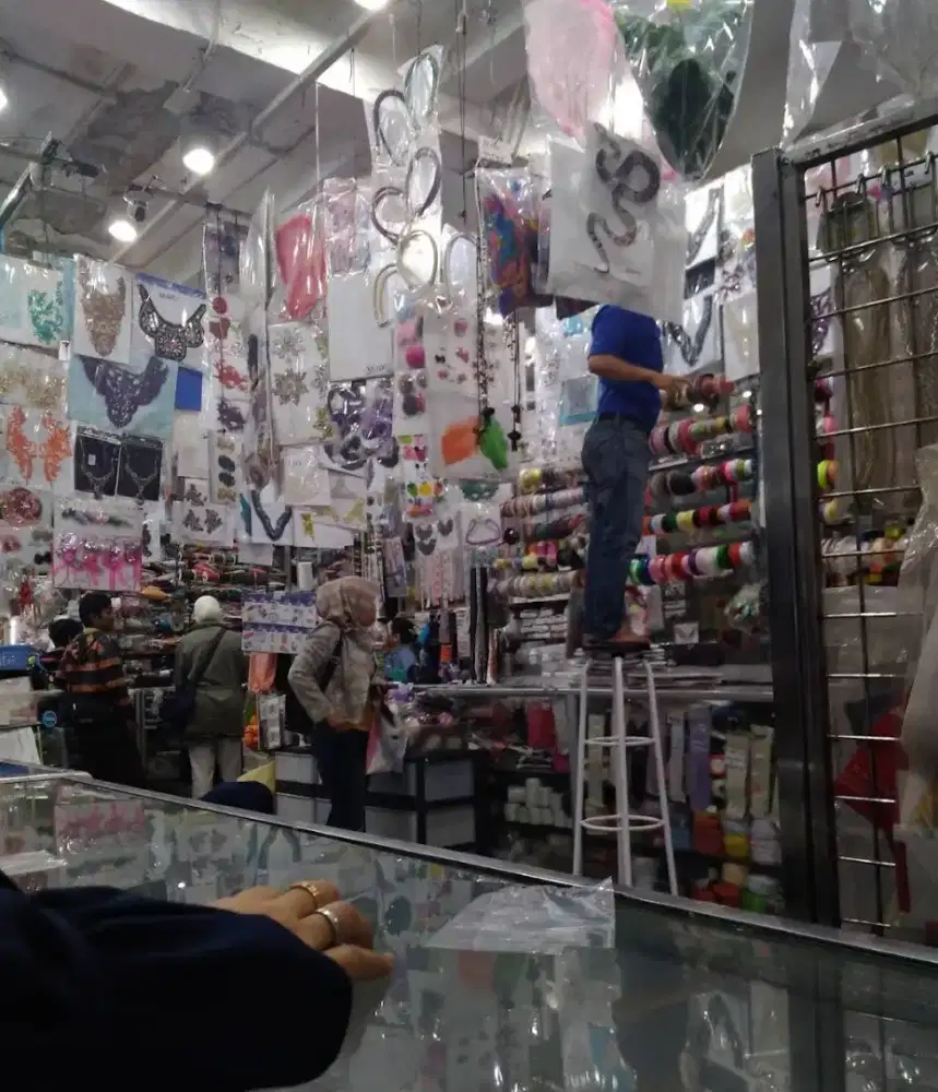 Dibutuhkan pelayan toko khusus wanita