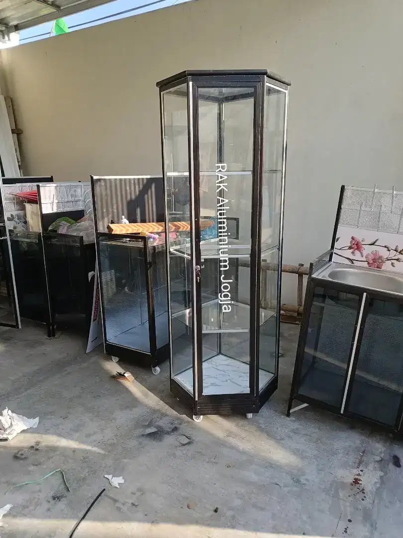 Lemari kaca model Sudut