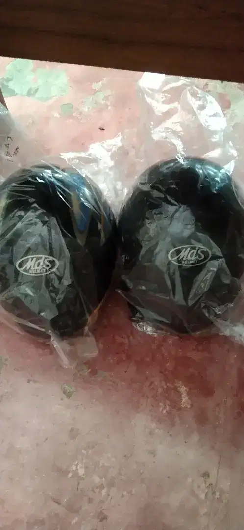 Jual helm ada 2 unit Rp120.000/unit.