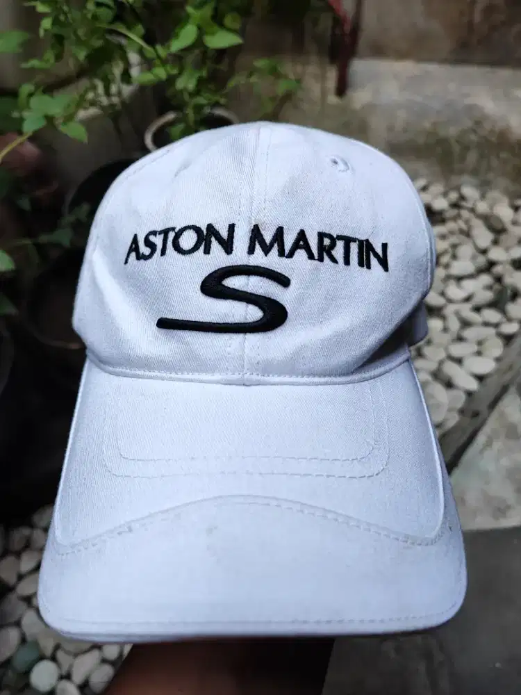 Topi Merchandise Original Aston Martin