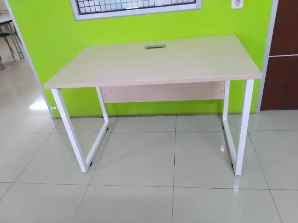 Meja Kerja kaki Besi Kotak Uk. 120
