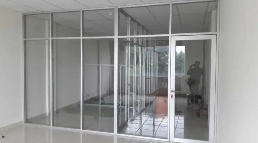 Partisi kaca minimalis