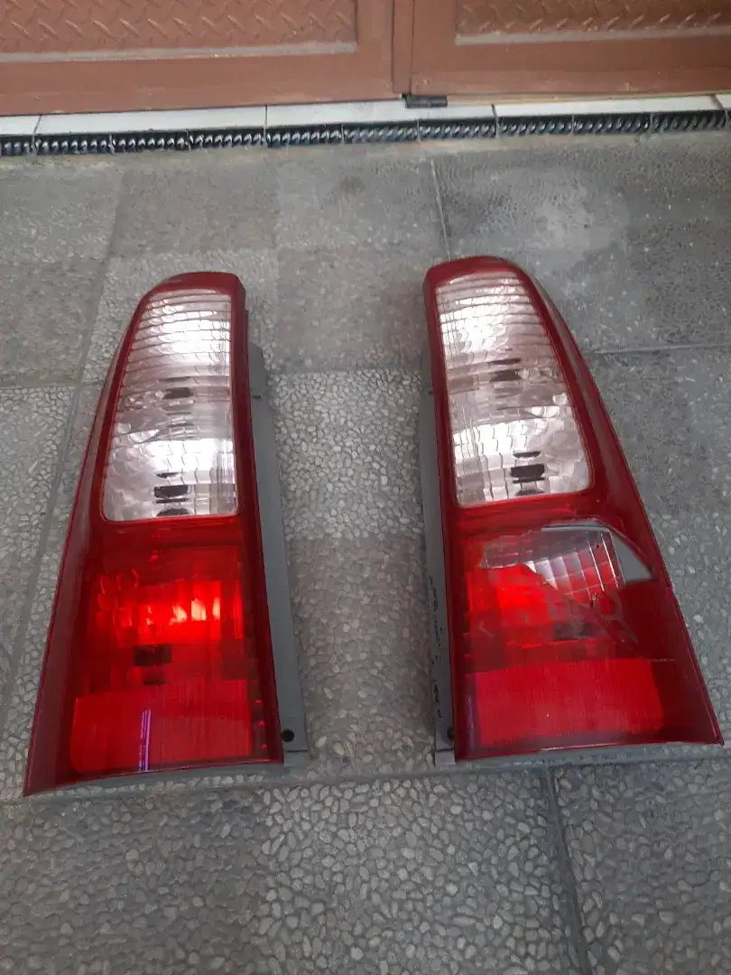 Lampu belakang AVANZA lama thn 2005 1 set ori