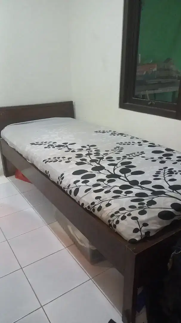 Dijual tempat tidur dari kayu jati ukuran single plus spring bed