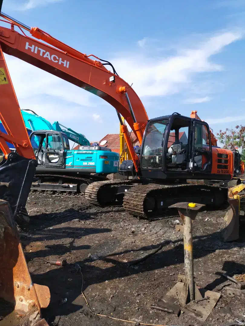 Excavator Hitachi ZX200F Tahun 2019