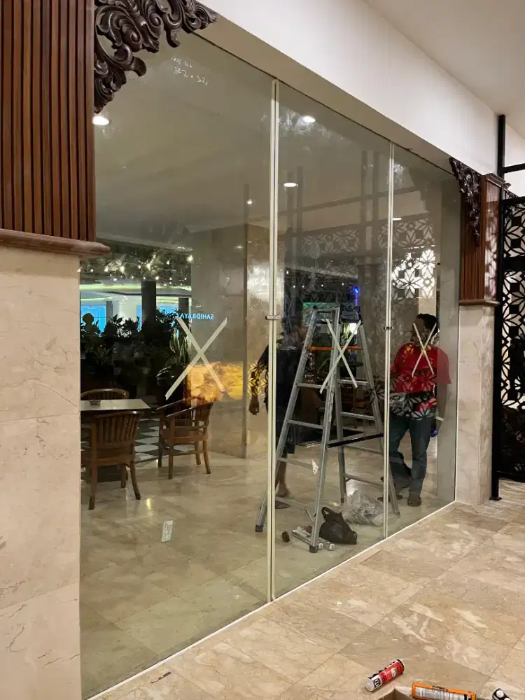 Kusen aluminium dan kaca tempered