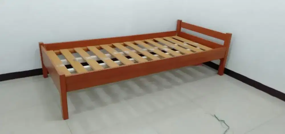Tempat tidur kayu