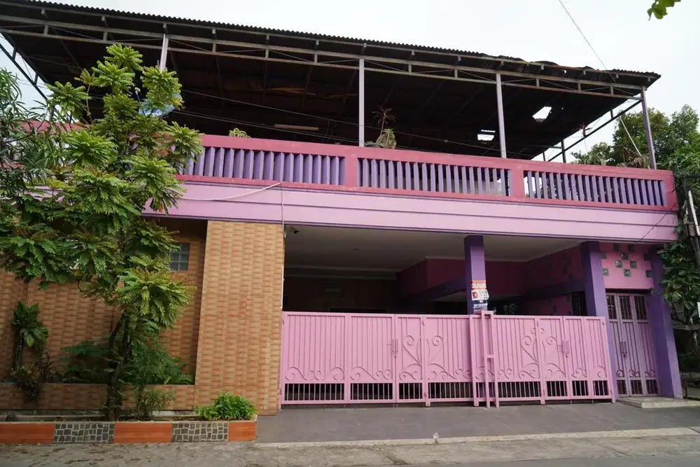 Rumah Besar Unik Lokasi Strategis