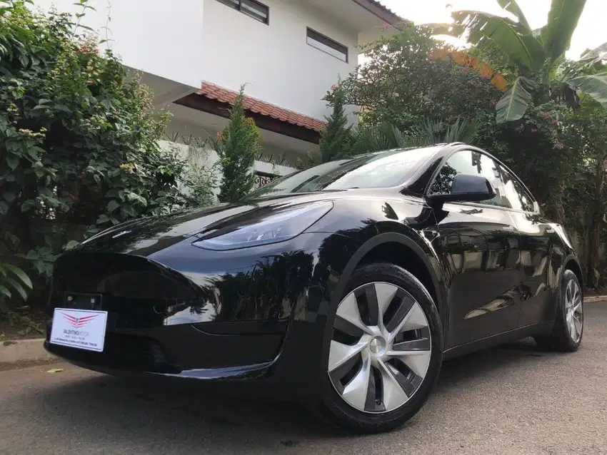 TESLA MODEL Y STANDARD RANGE 2022 BLACK ON BLACK