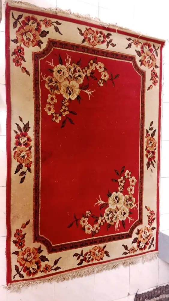 Karpet permadani merah motif bunga
