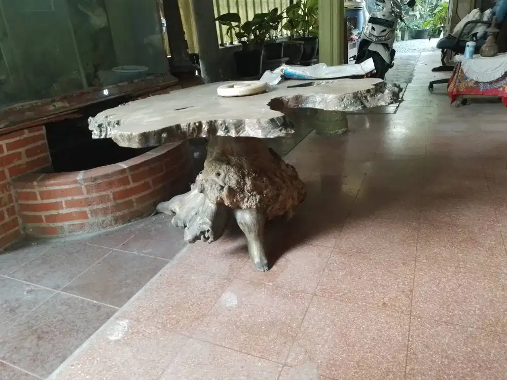Ditawarkan meja kayu jati tua antik dan unik bentuk akar