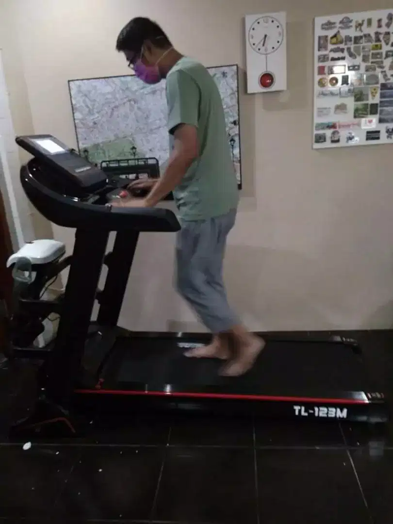 Alat fitnes treadmill elektrik TL 123 hitam kokoh