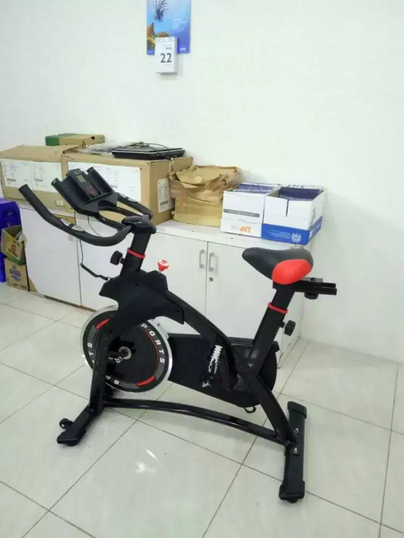 Alat fitnes SPinning seri tl 930 hitam putih