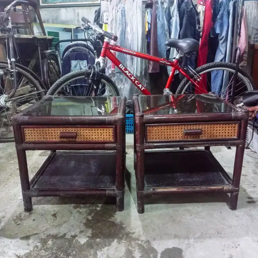 Vintage 2 Meja Bedside Cabinet Kayu & Rotan Alas Kaca Hitam
