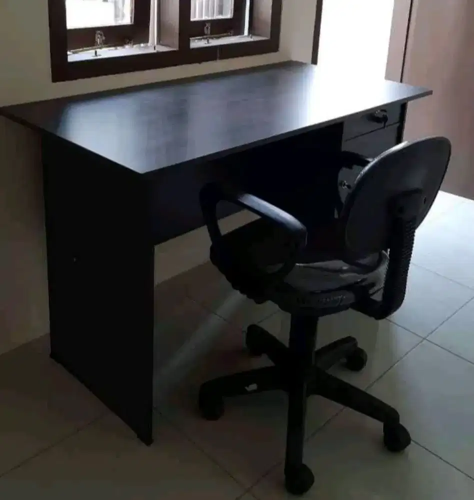 1 set meja kntor teesedia berbageypee motip