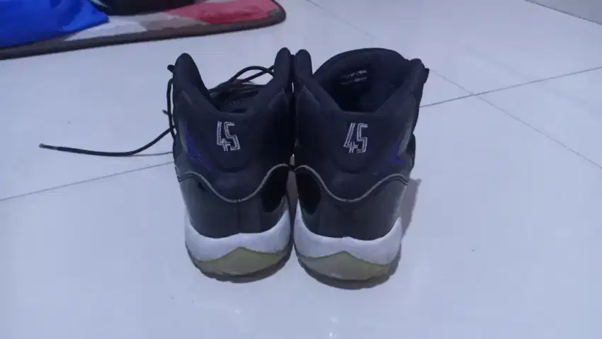Jordan 11 space jam ukuran  38